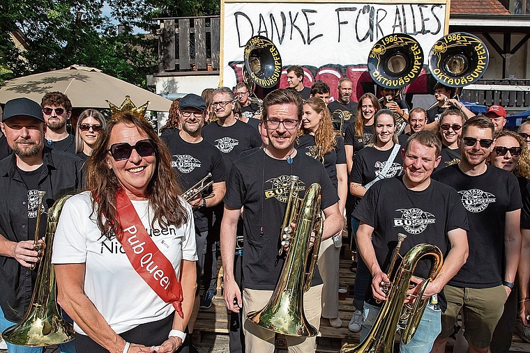 Die Pub-Queen: Nicole Ditzler geniesst ihre Abschiedsparty mit der einheimischen Guggenmusik Oktaväsumpfer. Foto: Martin Staub