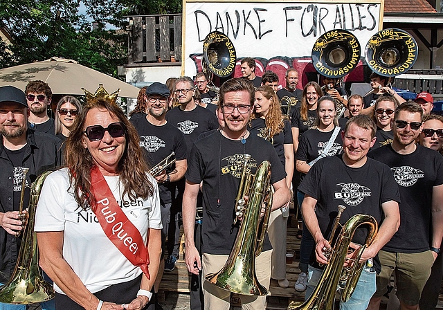 Die Pub-Queen: Nicole Ditzler geniesst ihre Abschiedsparty mit der einheimischen Guggenmusik Oktaväsumpfer. Foto: Martin Staub