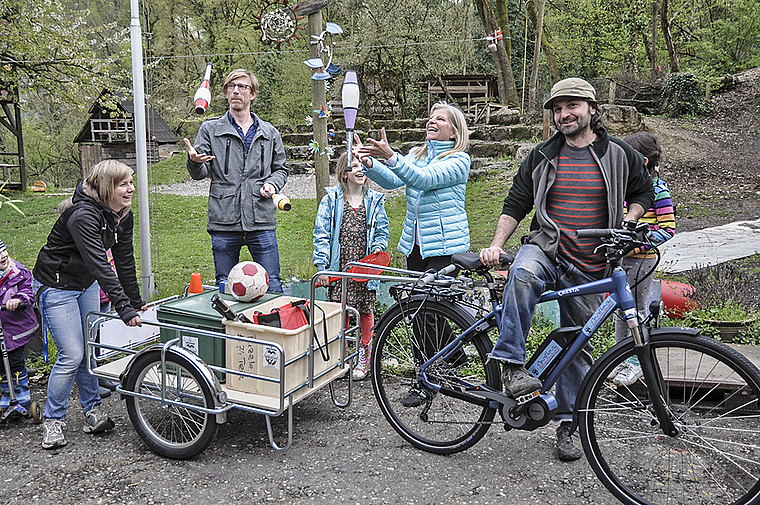 Gross und Klein freut sich über das neue Gefährt: Jonglierend Philippe Anex und Regine Knauer; David Brönnimann mit dem neuen Gefährt. Foto: Isabelle Hitz