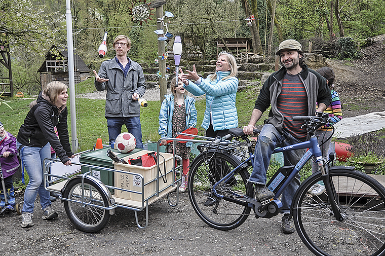 Gross und Klein freut sich über das neue Gefährt:  Jonglierend Philippe Anex und Regine Knauer; David Brönnimann mit dem neuen Gefährt.  Foto: Isabelle Hitz