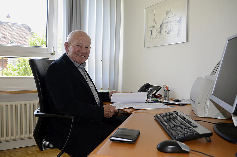 Der Gemeindepräsident sagt Adieu: Walter Banga an seinem präsidialen Pult in der Gemeindeverwaltung. Foto: Heiner Leuthardt