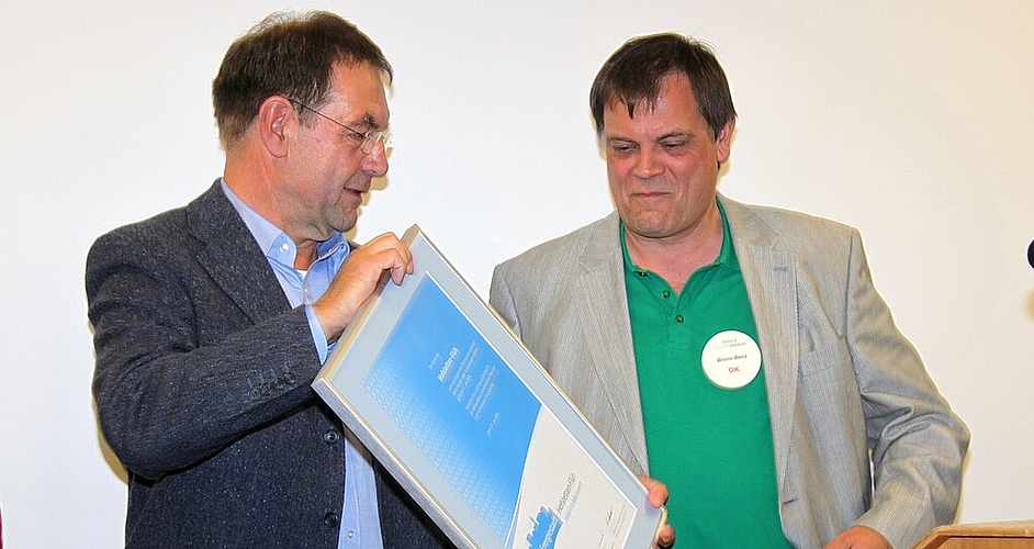 Lohn für harte Arbeit: Richard Gschwind (l.) und Bruno Benz nehmen das Zertifikat Energiestadt entgegen. Fotos: Gini Minonzio
