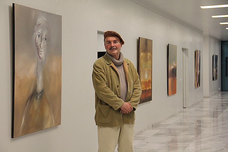 Pastose Ölmalerei: Der in Dornach lebende Künstler Sascha Dejanovic im Gemeindezentrum Reinach. Foto: Tobias Gfeller
