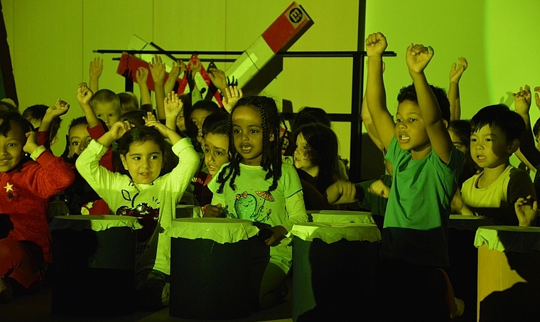 Im Baustellenwunderland gibt es viel zu entdecken: Schüler des Schulhauses Lange Heid proben ein Varieté, das sich rund um den Neubau dreht und am Samstagnachmittag in der Aula zweimal aufgeführt wird. Foto: Isabelle Hitz