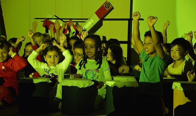 Im Baustellenwunderland gibt es viel zu entdecken: Schüler des Schulhauses Lange Heid proben ein Varieté, das sich rund um den Neubau dreht und am Samstagnachmittag in der Aula zweimal aufgeführt wird.  Foto: Isabelle Hitz