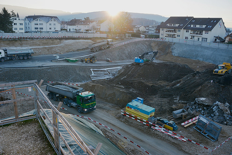 Blick in die Grube des «Alten Werkhofs»: Die Deponiesanierung verläuft zeitlich nach Plan trotz eines schwerer belasteten Arealteils im südlichen Bereich. Foto: Heiner Leuthardt