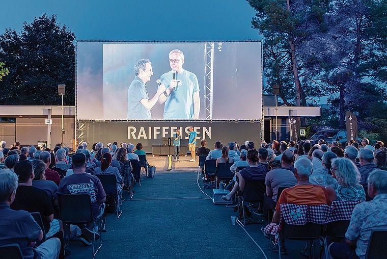 Highlight für Cineasten und Familien: Alex Strohm (auf der Leinwand rechts) organisiert die Reinacher Filmtage seit vielen Jahren gemeinsam mit seinem Team. Foto: zvg