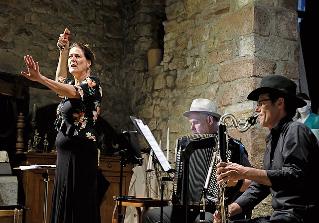 Gesanglich und mimisch stets auf der Höhe: Maria Gessler. Foto: Thomas Brunnschweiler