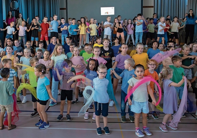 Der Tanz: Die 150 Kinder lieben das neue Lied, das man singen und zu dem man tanzen kann. Foto: Martin Staub