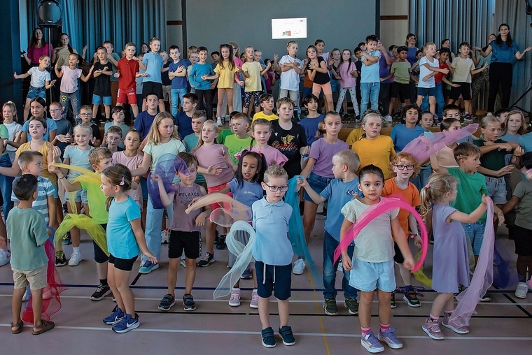 Der Tanz: Die 150 Kinder lieben das neue Lied, das man singen und zu dem man tanzen kann. Foto: Martin Staub