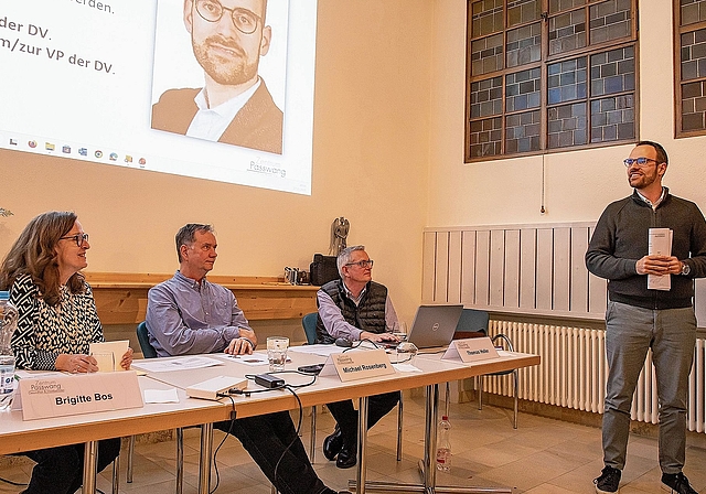 Daniel Flury (r.) stellt sich vor: Brigitte Bos, Michael Rosenberg und Thomas Hofer (v. l.) rechnen zu diesem Zeitpunkt noch mit seiner Wahl. Foto: Martin Staub