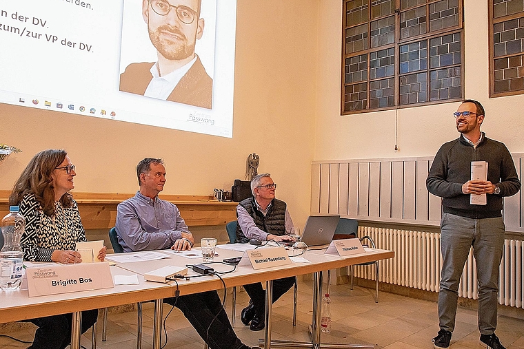 Daniel Flury (r.) stellt sich vor: Brigitte Bos, Michael Rosenberg und Thomas Hofer (v. l.) rechnen zu diesem Zeitpunkt noch mit seiner Wahl. Foto: Martin Staub