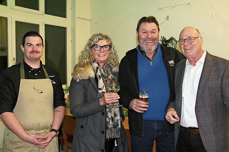Mitverantwortlich für den Anlass: (v. r.) Paul Schoenenberger, Präsident GHL, Christoph und Isabelle Abgottspon von der KM Küchenstudio GmbH sowie Reto Fisch von Féra Kulinarik. Mitverantwortlich für den Anlass: (v. r.) Paul Schoenenberger, Präsident GHL, Christoph und Isabelle Abgottspon von der KM Küchenstudio GmbH sowie Reto Fisch von Féra Kulinarik.