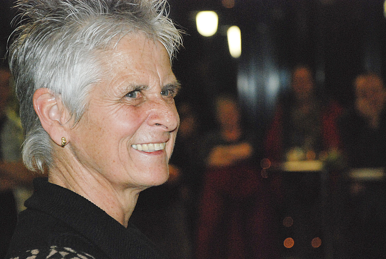 Sichtlich amüsiert: Rund 40 Jahre lang arbeitete Elisabeth Stutz auf der Münchensteiner Bauverwaltung, im Kuspo lauschte sie dem Abschiedsgedicht, vorgetragen von Gemeindepräsident Giorgio Lüthi. Foto: Thomas Brunnschweiler