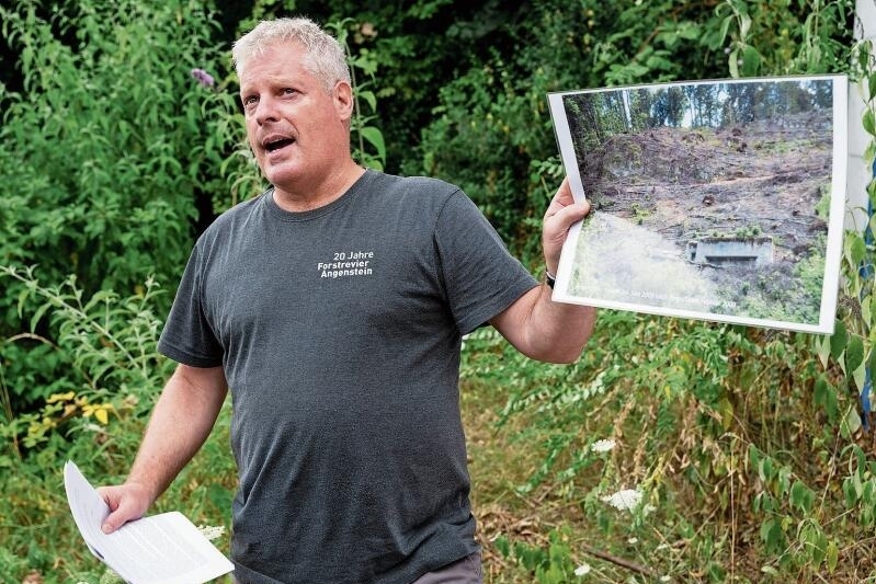 Zeigt auf, was passiert, wenn der Wald nicht gepflegt wird: Revierförster Christian Becker. Fotos: Kenneth Nars