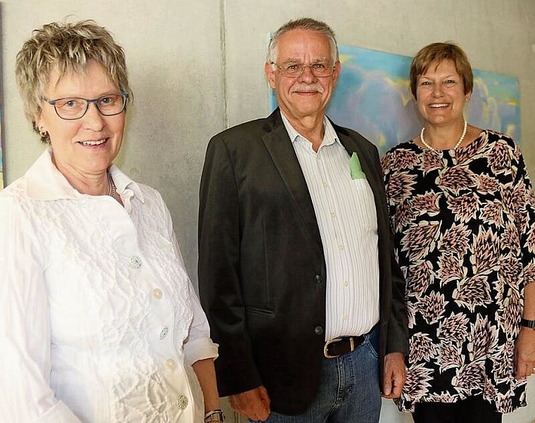 Zufriedene Gesichter zum Jubiläum: (v.l.) Esther Dätwyler, Wohnungsmieterin seit Beginn, Werner Hartung, Präsident Wohnbaugenossenschaft Lingenberg, Liliane Scherrer, Aktuarin. Foto: Benildis Bentolila