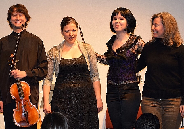 Wie der Sage nach Orpheus mit seiner Musik nicht nur seine geliebte Eurydike in den Bann zog, sondern die Welt positiv veränderte, bewegte das Ensemble Amaranth: (v.l.) Grigory Maximenko (Bratsche), Olga Bernasconi (Harfe), Evgeniya Spalinger (Querf