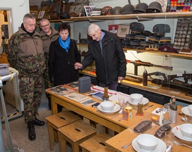 Prominente Museumsbesucher: Präsident Beat Wyser (r.) zeigt seinen Besuchern André Blattmann, Diego Ochsner und Esther Gassler (v.l.), die gut erhaltene Infrastruktur im Bunker am Dorfausgang von Kleinlützel.Foto: Martin Staub