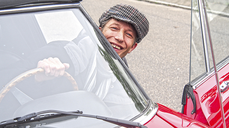 Freude an alten Fahrzeugen: OK-Präsident Lukas Klein hat seinen Alfa Romeo seit seinem 18. Lebensjahr.  Foto: Caspar Reimer