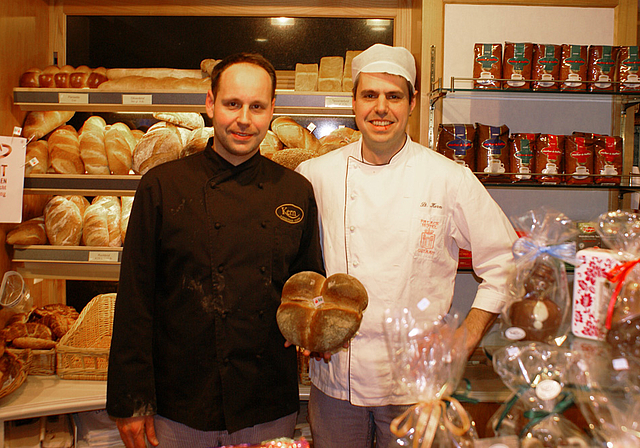 Aktion Fastenopfer: Christoph (l.) und Stefan Kern präsentieren das Bauernbrot zum Teilen.   Foto: Jürg Jeanloz