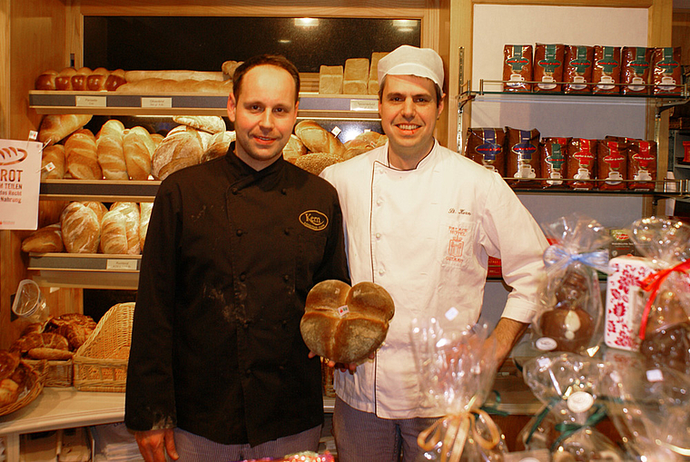 Aktion Fastenopfer: Christoph (l.) und Stefan Kern präsentieren das Bauernbrot zum Teilen. Foto: Jürg Jeanloz
