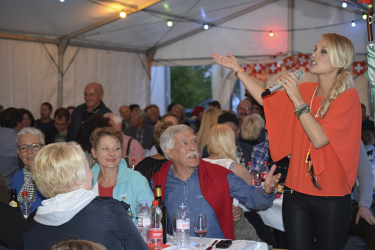 F wie Fäh: Die Schlagersängerin Linda Fäh teilte ihre Festfreude mit dem Publikum. Foto: Bea Asper