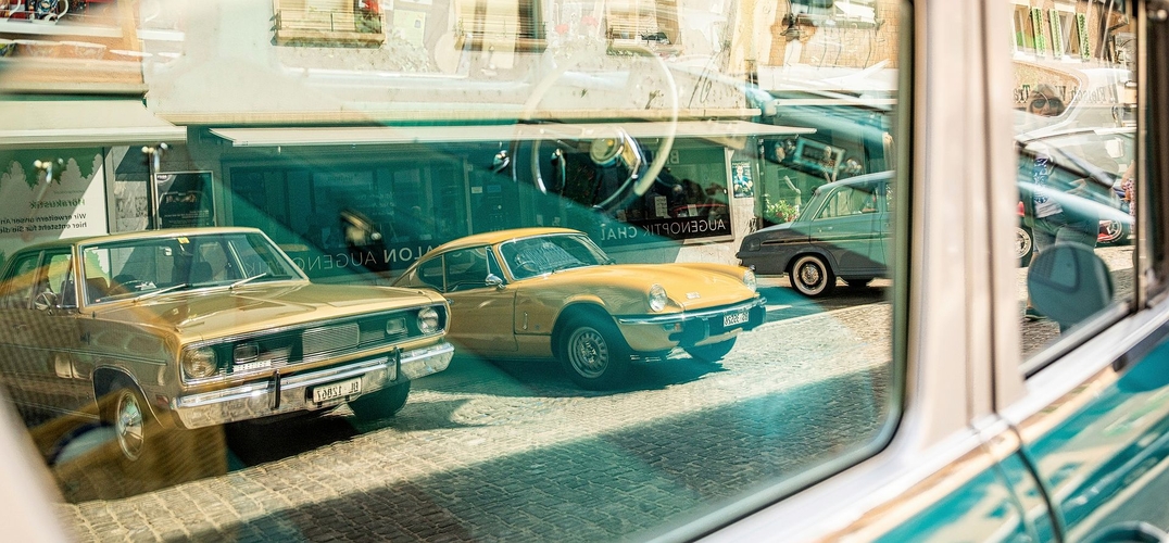Spalier entlang der Strasse: Während die Autos ausgestellt waren, gingen ihre Besitzer etwas essen oder trinken, bevor sie weiterzogen.