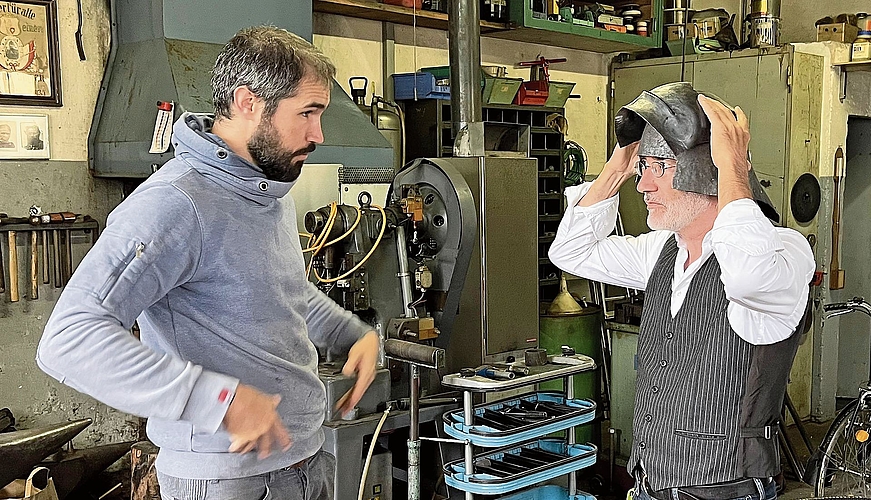 Puzzleteil 3: Die Plattnerei in Zwingen – Helmprobe bei Nathan Cueni in einer der letzten Schmieden für mittelalterliche Rüstungen. Foto: PATRICK NEUENSCHWANDER