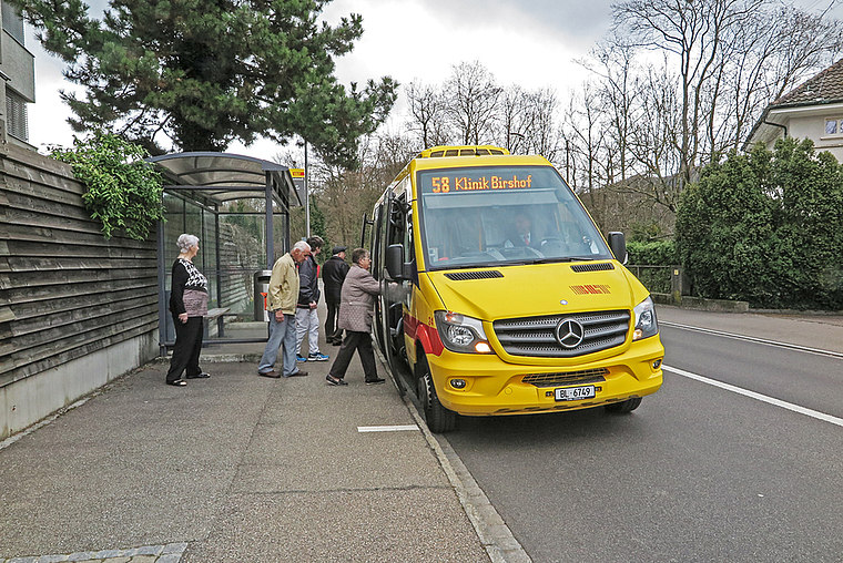 Erfolgsstory: Der 58er-Bus der BLT an der Haltestelle Pumpwerkstrasse. Foto: Edmondo Savoldelli