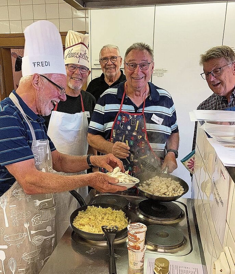 Gewusst wie: Das Zubereiten einer Rösti will gelernt sein – dabei kommt auch der Spass nicht zu kurz. Foto: zvg