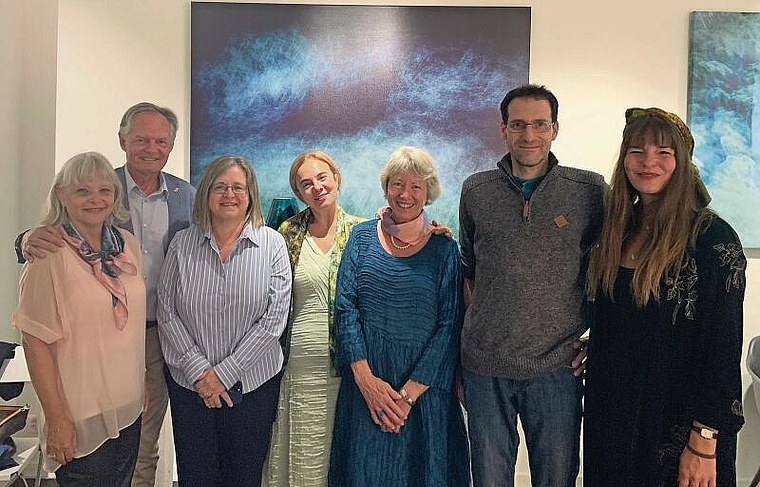 Seidenschals und Naturfotografie: (v. l.) Nicole und Karl Reber, die griechische Botschafterin Ekaterini Xagorari, Olympia Theofanopoulou, Romy Pfeifer, Patrick Rapp und Nicole Grüther. Foto: Florin Bürgler
