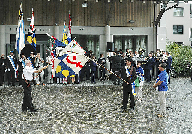 Bild aus aktiveren IGOR-Zeiten: Mit Fahnengrüssen wurden die Reinacher Schützen am 10. September 2005 bei ihrer Heimkehr vom eidgenössischen Schützenfest von befreundeten Vereinen willkommen geheissen.  Foto: Heiner Leuthardt