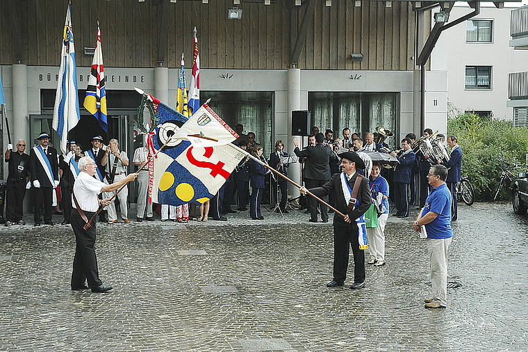 Bild aus aktiveren IGOR-Zeiten: Mit Fahnengrüssen wurden die Reinacher Schützen am 10. September 2005 bei ihrer Heimkehr vom eidgenössischen Schützenfest von befreundeten Vereinen willkommen geheissen. Foto: Heiner Leuthardt