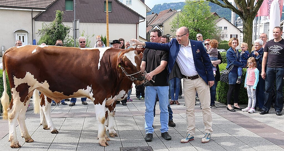 Taufe: Dominik Baier tauft den Muni aus der Zucht vom Eigenhof Seewen auf den Namen Neptun. Fotos: Gaby Walther 
