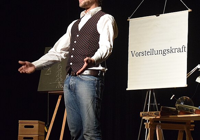 Der Erfinder: Nils Benett verblüfft sein Publikum. Foto: Bea Asper