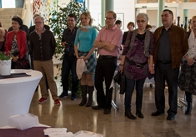 Erster Heimleiter und langjähriger Kurator der Galerie Kulturforum Bodenacker: Urs Spielmann (l.) freut sich über die zahlreichen Besucher. Foto: Martin Staub