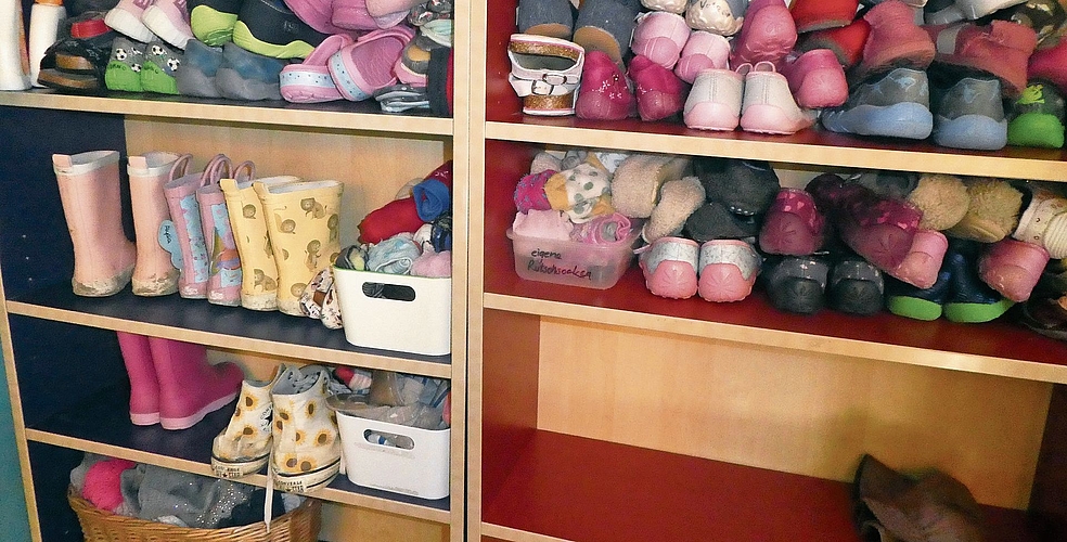 Geordnetes Durcheinander: Der Schuhparkplatz im «Chinder Mobile». 