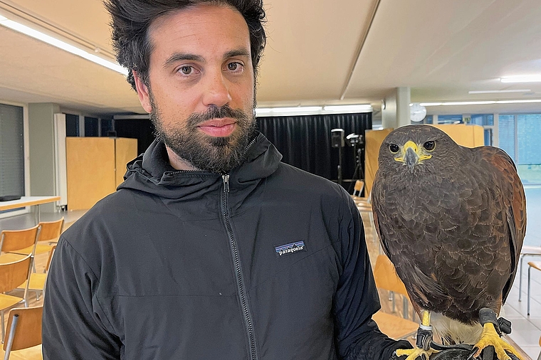 Simone Cilluffo: Er stellte an der GV des Gewerbeverbands Hinteres Leimental seine Unternehmung Swiss Falconry vor. Foto: Bea Asper