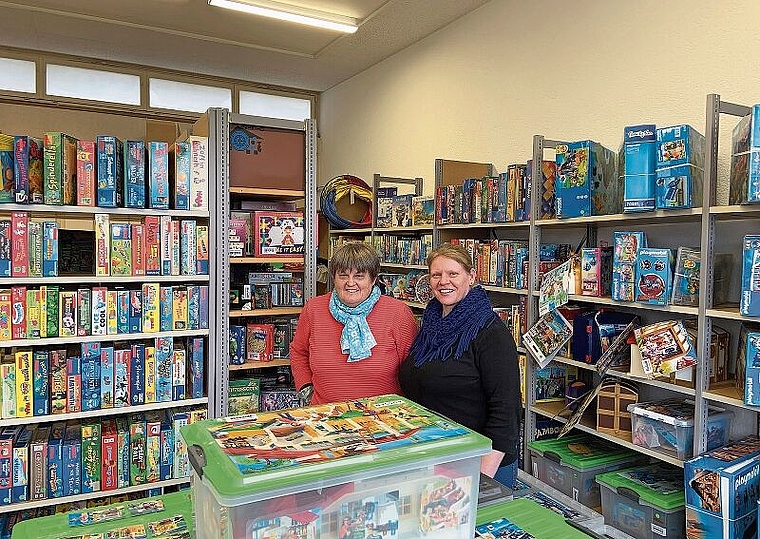 Inmitten von 1000 Spielsachen: Yvonne Hänni (l.) und Jennifer Ensner haben die Auf- und Übersicht. Foto: Caspar Reimer