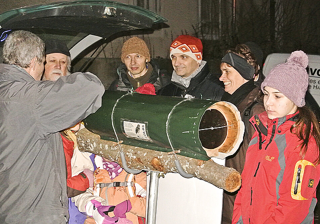 Der Basellandschaftliche Natur- und Vogelschutzverband lud ein zur Nacht der Eule: Die Reinacher Sektion führte Interessierte ins nahe Elsass und zeigte ihnen unter anderem einen speziellen Nistkasten. Foto: Bea Asper