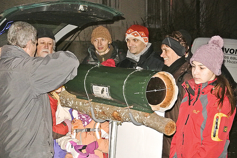Der Basellandschaftliche Natur- und Vogelschutzverband lud ein zur Nacht der Eule: Die Reinacher Sektion führte Interessierte ins nahe Elsass und zeigte ihnen unter anderem einen speziellen Nistkasten. Foto: Bea Asper