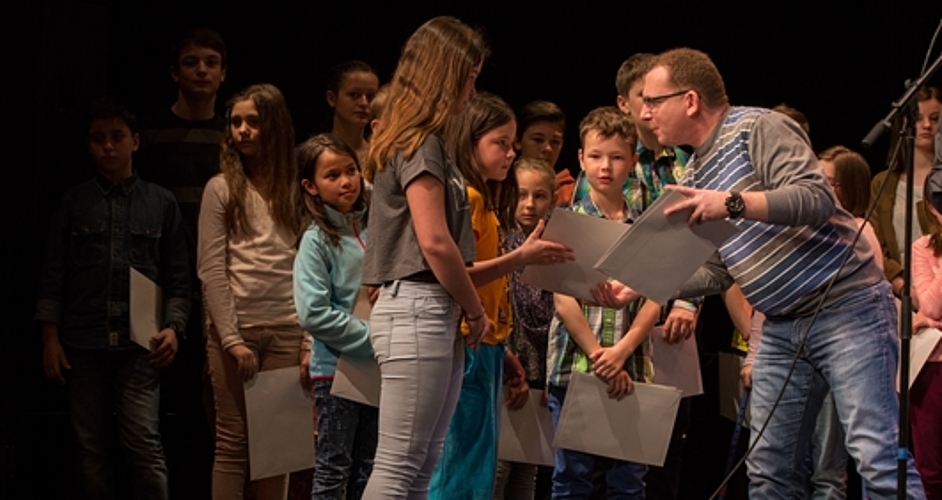 Der grosse Moment: Die Schülerinnen und Schüler erhalten das Zertifikat von Alberto Jeger. Fotos: Martin Staub Der grosse Moment: Die Schülerinnen und Schüler erhalten das Zertifikat von Alberto Jeger. Fotos: Martin Staub