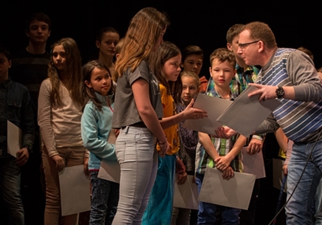 Der grosse Moment: Die Schülerinnen und Schüler erhalten das Zertifikat von Alberto Jeger. Fotos: Martin Staub