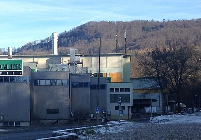Veränderungen: Mit dem geplanten Doppelspurausbau sollen die Bahnübergänge in Grellingen aufgehoben werden. Auf dem Areal der Ziegler Papierfabrik könnten, falls einer Zonenplanänderung zugestimmt wird, neue Wohnungen entstehen. Foto: Gaby Walth