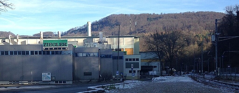 Veränderungen: Mit dem geplanten Doppelspurausbau sollen die Bahnübergänge in Grellingen aufgehoben werden. Auf dem Areal der Ziegler Papierfabrik könnten, falls einer Zonenplanänderung zugestimmt wird, neue Wohnungen entstehen. Foto: Gaby Walth