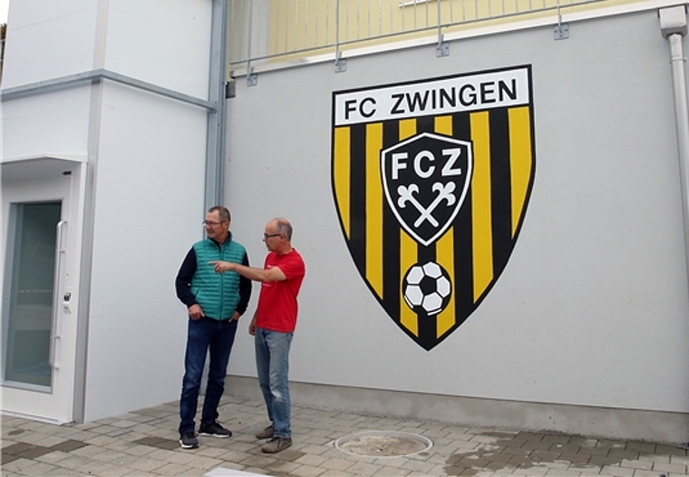 Zufrieden: Klubpräsident Rolf Boss (l.) lässt sich von Sportplatz-Kommissionmitglied Daniel Eicher erklären, was noch getan werden muss. Foto: eh-presse