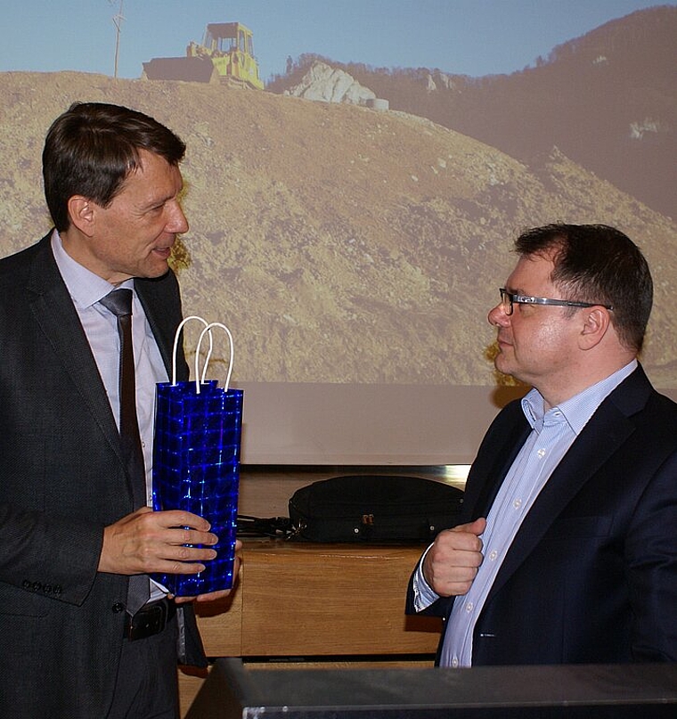 <em>Zuerst Verwaltungsrat, jetzt Geschäftsführer der Kelsag: </em>Verwaltungsratspräsident Germann Wiggli (l.) überreicht Edmund Frey Kuron eine Flasche Wein. Foto: Jürg jeanloz