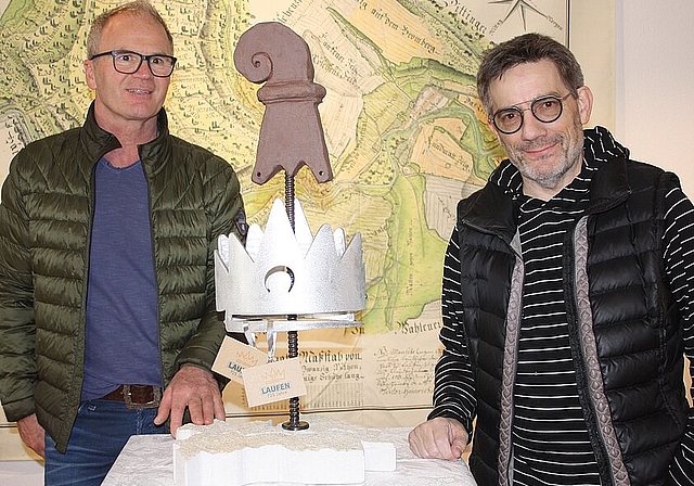<em/> Stolz: Der Künstler Paul Stadler und Jubiläumsverwaltungscoach Christoph Sütterlin präsentieren stolz ihre Kreation.<em> Foto: Zoe Zbinden</em>