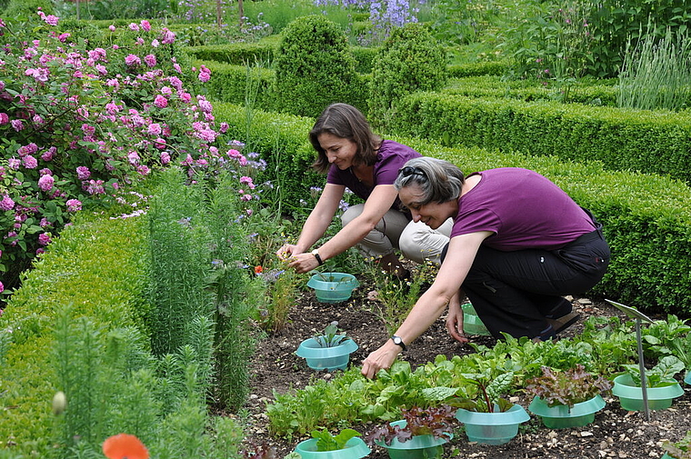 Gartenparadies: In dem rund 800 Quadratmeter grossen Nutz- und Schaugarten gedeiht eine grosse Vielfalt an alten Gemüsesorten, Küchenkräutern sowie Heil- und Zierpflanzen, die von Nicole Söll (links) und Michaela Spaar gepflegt wird.  Foto: Isabe