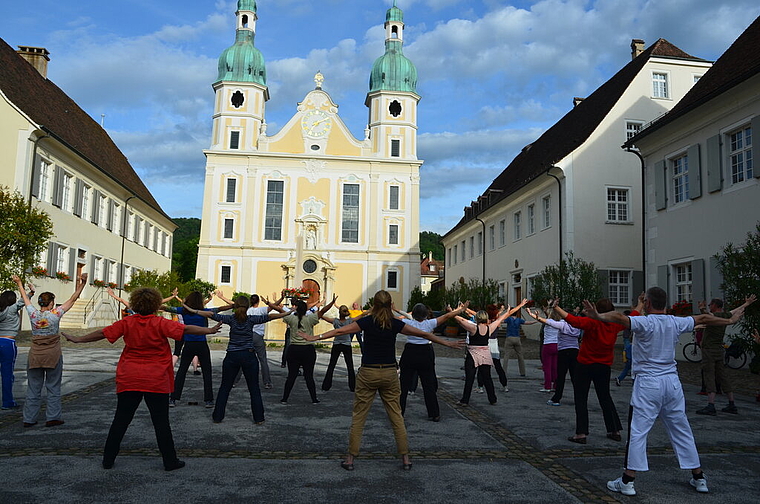 In Bewegung: Bis zum 8. August findet jeden Mittwoch auf dem Domplatz eine Gratis-Lektion Tai-Chi statt.  Foto: Jay Altenbach-Hoffmann